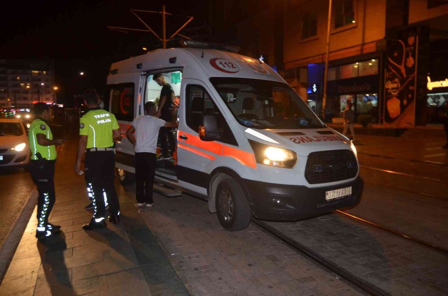 Antalya’da Tramvay Yolunda Kaza: 1 Yaralı