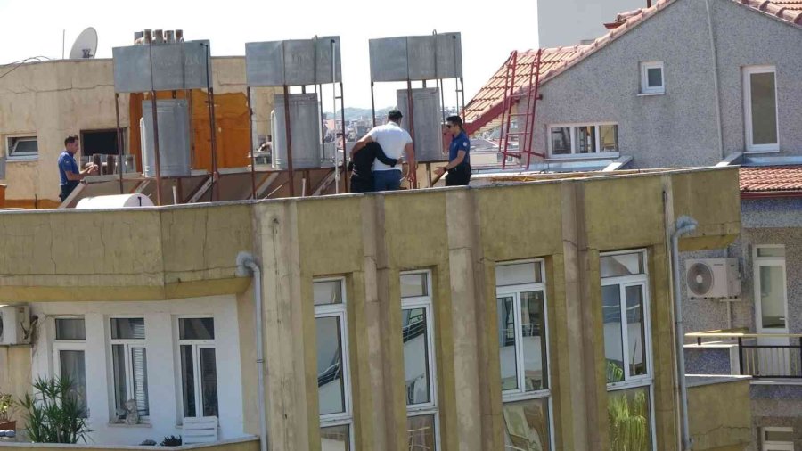 5 Katlı Apartmanın Çatısına Çıkan Genç, Yürekleri Ağza Getirdi