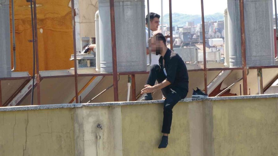 5 Katlı Apartmanın Çatısına Çıkan Genç, Yürekleri Ağza Getirdi
