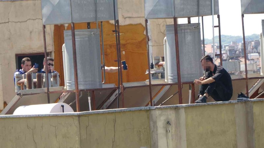 5 Katlı Apartmanın Çatısına Çıkan Genç, Yürekleri Ağza Getirdi