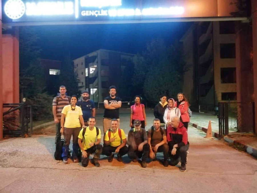 Doğa Tutkunları 3 Saatlik Yürüyüşün Ardından Şehir Manzarasının Tadını Çıkardı