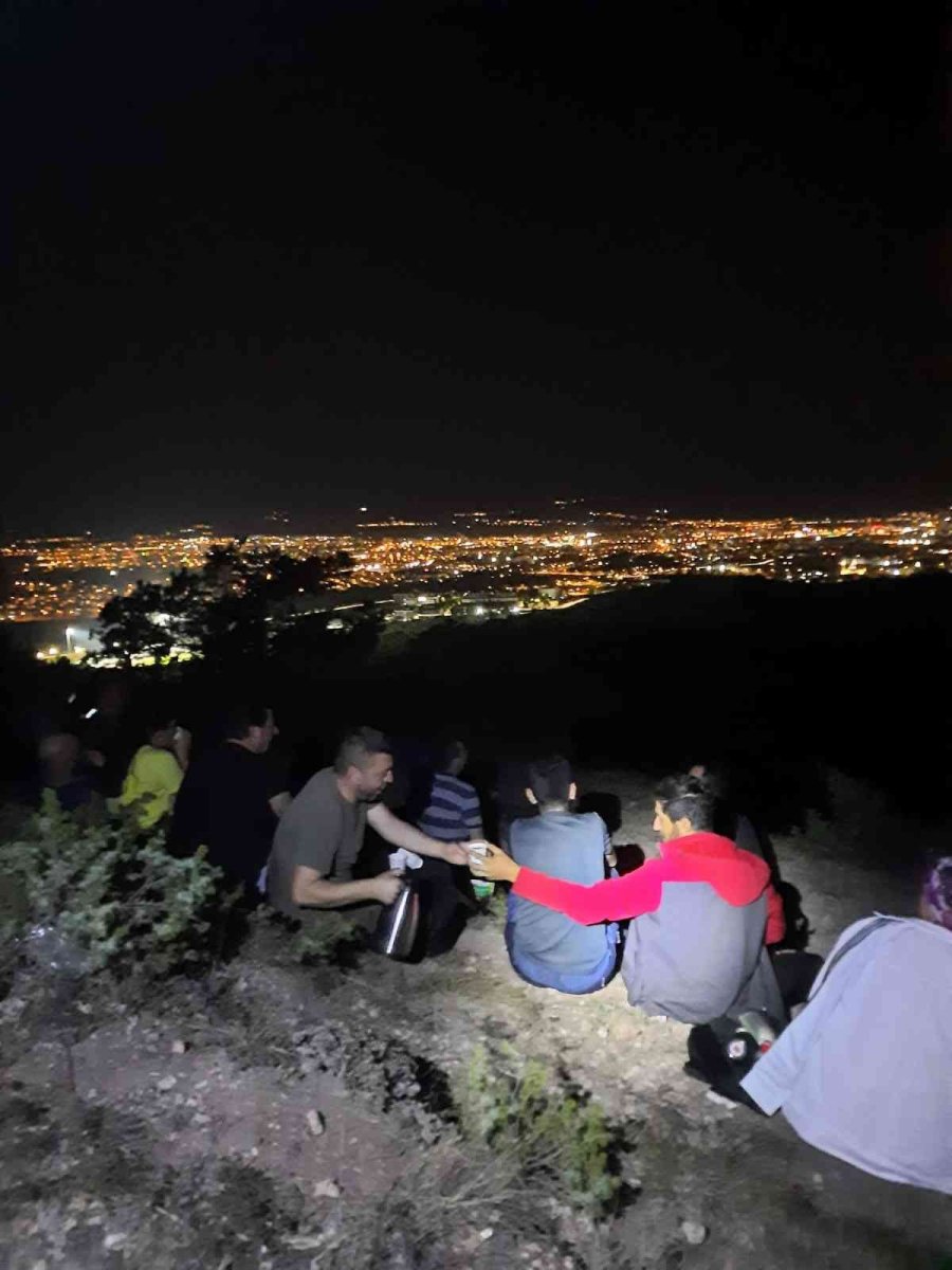 Doğa Tutkunları 3 Saatlik Yürüyüşün Ardından Şehir Manzarasının Tadını Çıkardı