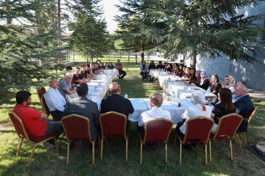 Zeka Küpleri Matematik Kampı Öğrencileri Sertifikalarını Aldı