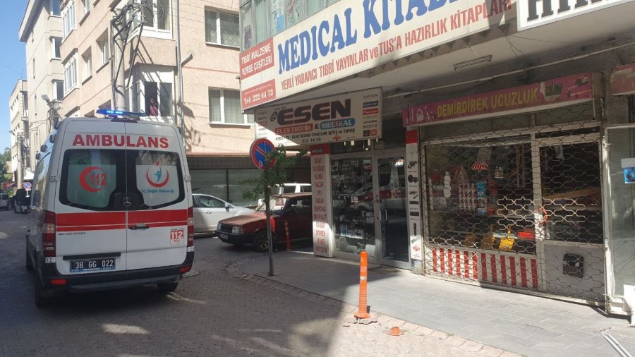 Evinde Asılı Halde Bulundu