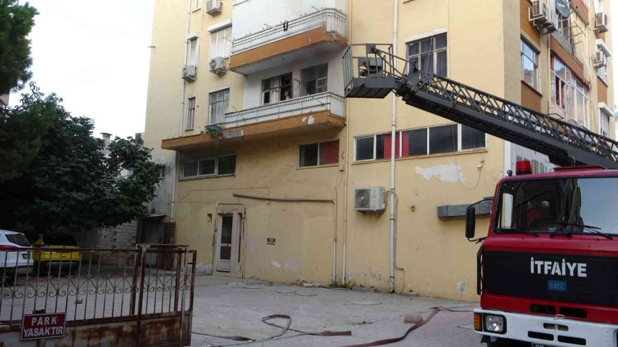 Sinir Krizi Geçiren Kadın Evinin Balkonunu Yaktı, Camları Kırıp Eline Ne Geçtiyse Sokağa Fırlattı