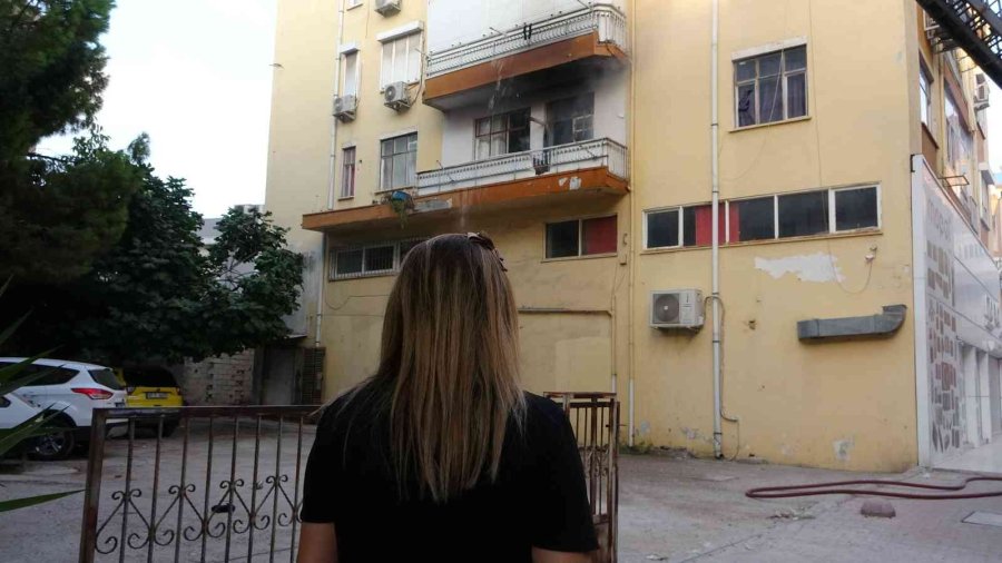 Sinir Krizi Geçiren Kadın Evinin Balkonunu Yaktı, Camları Kırıp Eline Ne Geçtiyse Sokağa Fırlattı