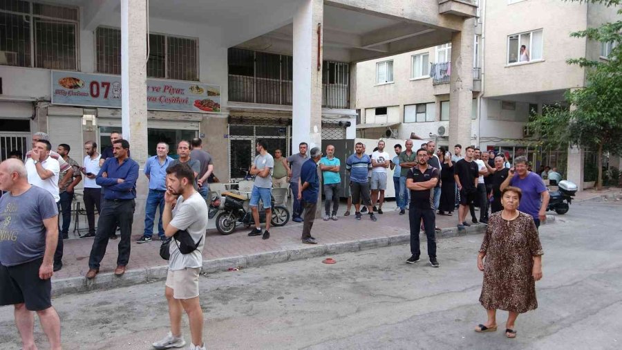 Sinir Krizi Geçiren Kadın Evinin Balkonunu Yaktı, Camları Kırıp Eline Ne Geçtiyse Sokağa Fırlattı