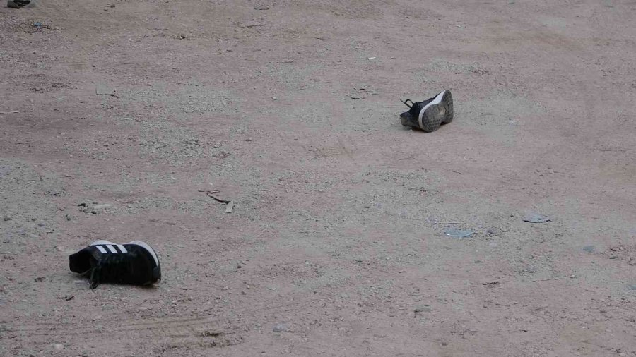 Sinir Krizi Geçiren Kadın Evinin Balkonunu Yaktı, Camları Kırıp Eline Ne Geçtiyse Sokağa Fırlattı