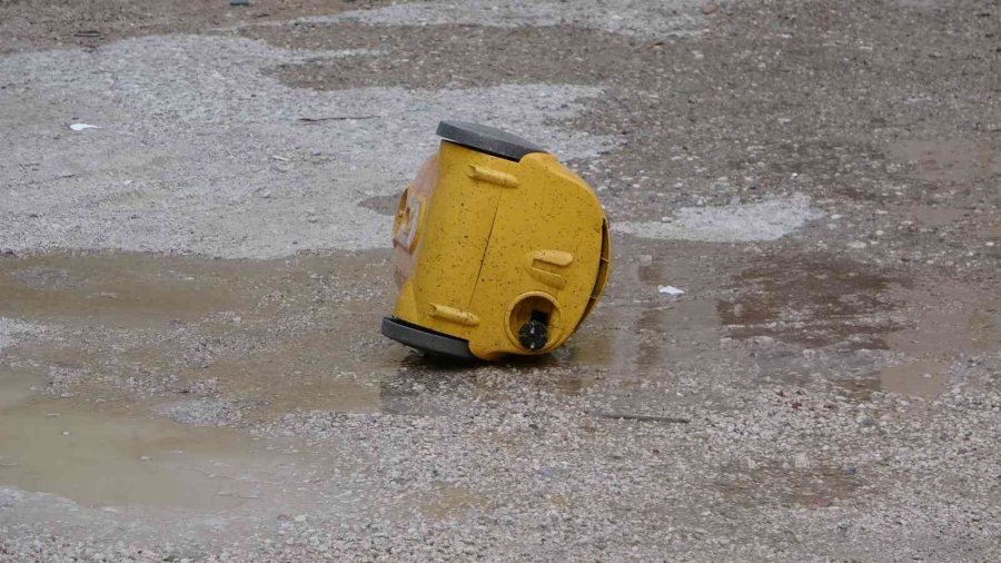 Sinir Krizi Geçiren Kadın Evinin Balkonunu Yaktı, Camları Kırıp Eline Ne Geçtiyse Sokağa Fırlattı