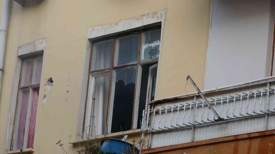 Sinir Krizi Geçiren Kadın Evinin Balkonunu Yaktı, Camları Kırıp Eline Ne Geçtiyse Sokağa Fırlattı