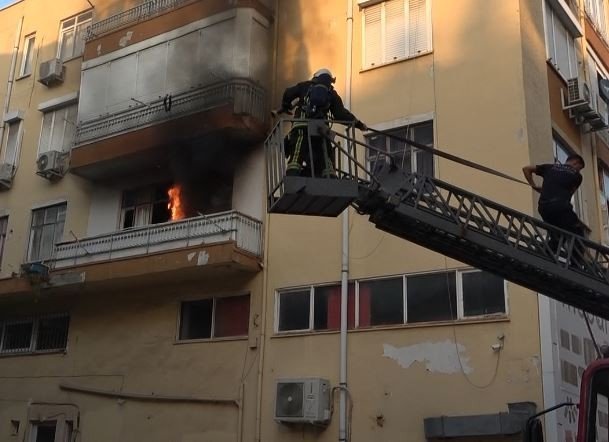 Sinir Krizi Geçiren Kadın Evinin Balkonunu Yaktı, Camları Kırıp Eline Ne Geçtiyse Sokağa Fırlattı