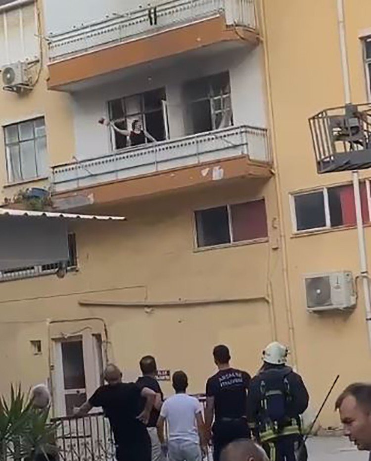 Sinir Krizi Geçiren Kadın Evinin Balkonunu Yaktı, Camları Kırıp Eline Ne Geçtiyse Sokağa Fırlattı