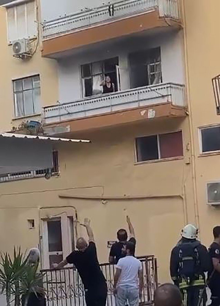 Sinir Krizi Geçiren Kadın Evinin Balkonunu Yaktı, Camları Kırıp Eline Ne Geçtiyse Sokağa Fırlattı