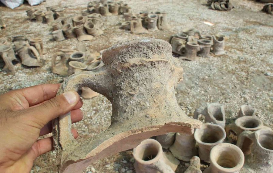 11 Bin Seramik Parçası Tek Tek Elden Geçiyor Turizme Kazandırılıyor