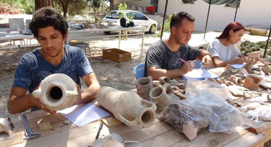 11 Bin Seramik Parçası Tek Tek Elden Geçiyor Turizme Kazandırılıyor