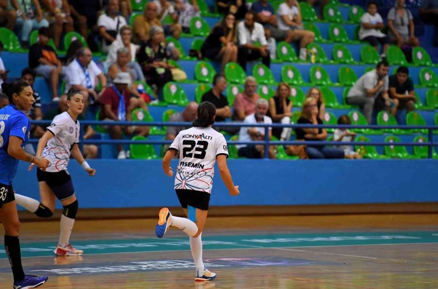 Konyaaltı’nın Mavi Kelebekler’inden Rahat Galibiyet