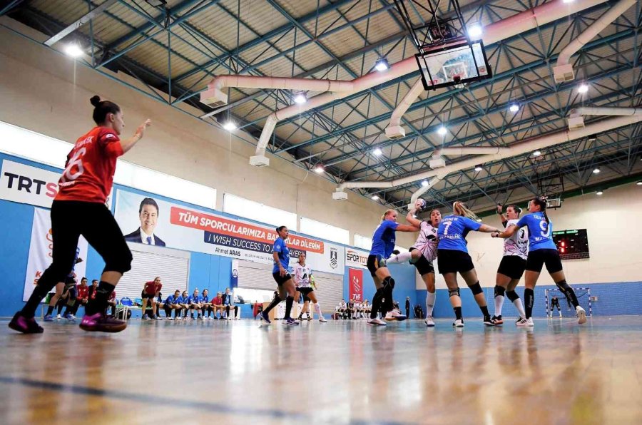 Konyaaltı’nın Mavi Kelebekler’inden Rahat Galibiyet