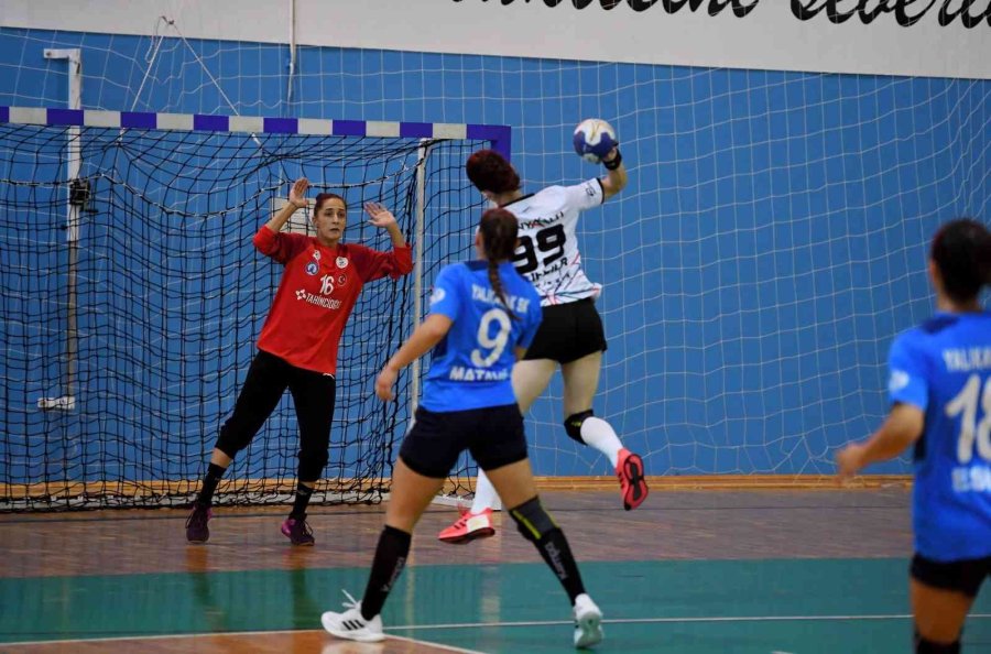 Konyaaltı’nın Mavi Kelebekler’inden Rahat Galibiyet