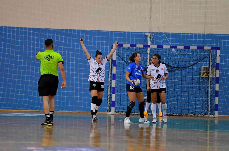 Konyaaltı’nın Mavi Kelebekler’inden Rahat Galibiyet