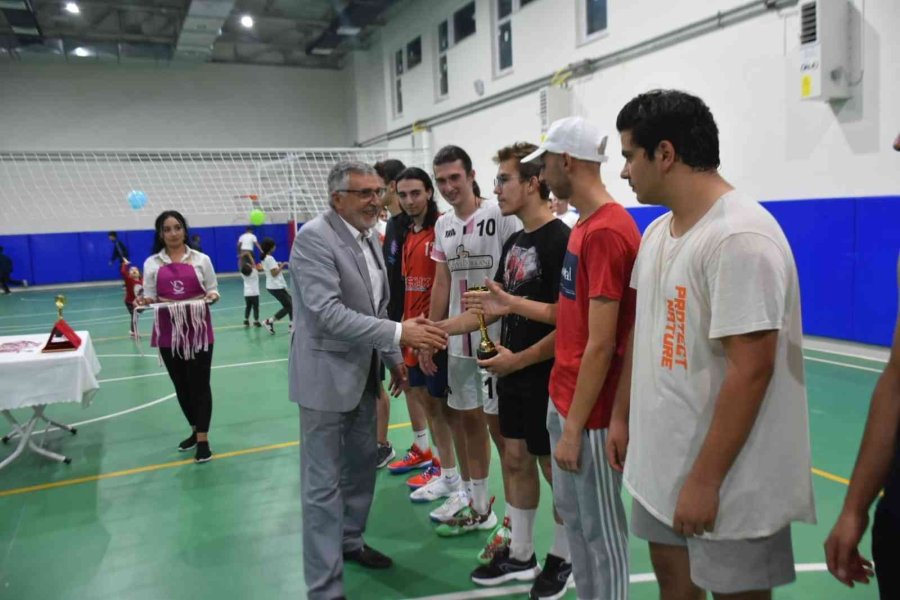Geleneksel Voleybol Turnuvası Sona Erdi