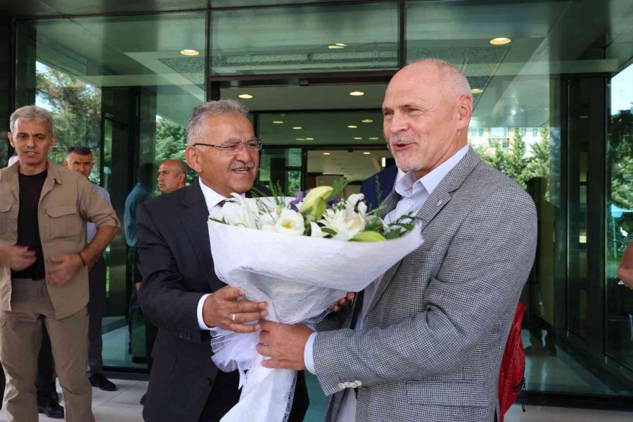 Başkan Büyükkılıç, 1 Bakan Yardımcısı Ve 3 Büyükelçiyi Makamında Ağırladı