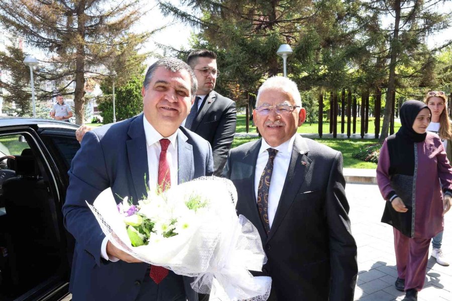 Başkan Büyükkılıç, 1 Bakan Yardımcısı Ve 3 Büyükelçiyi Makamında Ağırladı