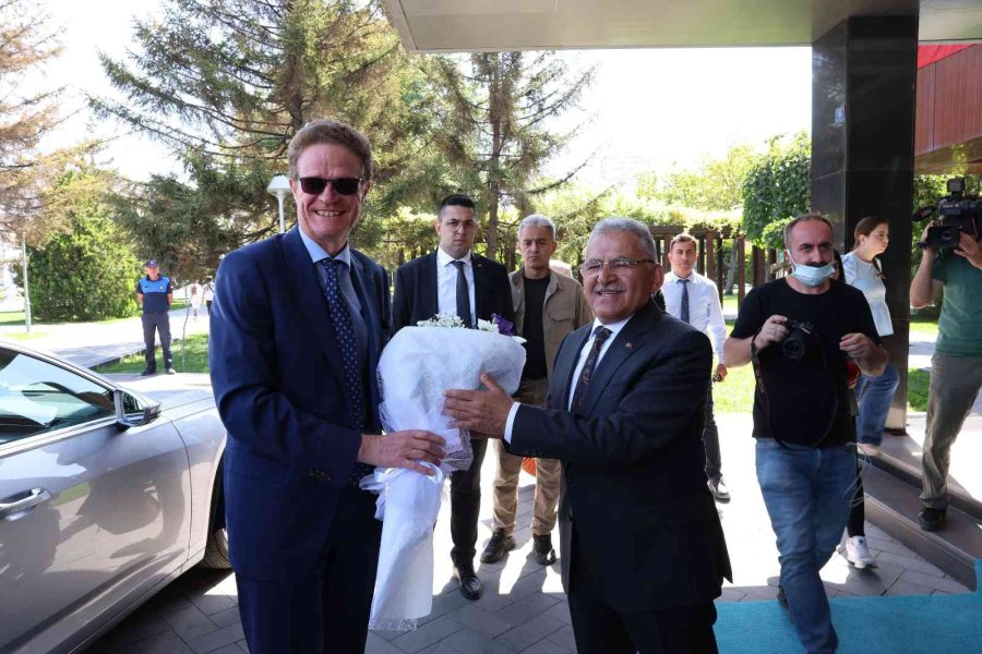 Başkan Büyükkılıç, 1 Bakan Yardımcısı Ve 3 Büyükelçiyi Makamında Ağırladı