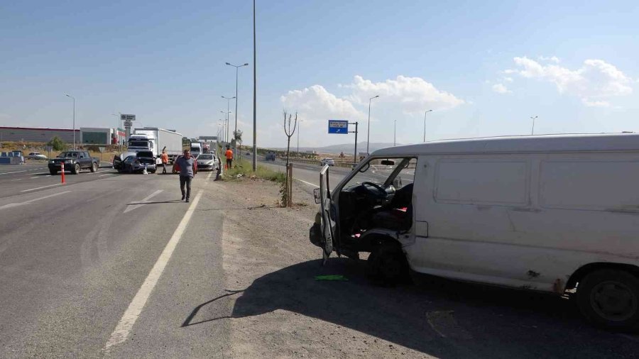 Kayseri’de 4 Araçlı Zincirleme Kaza: 4 Yaralı