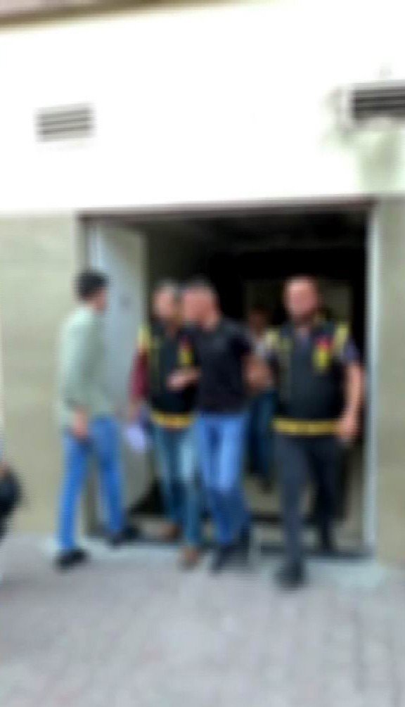 Önce Çaldılar, Sonra Parçaladılar