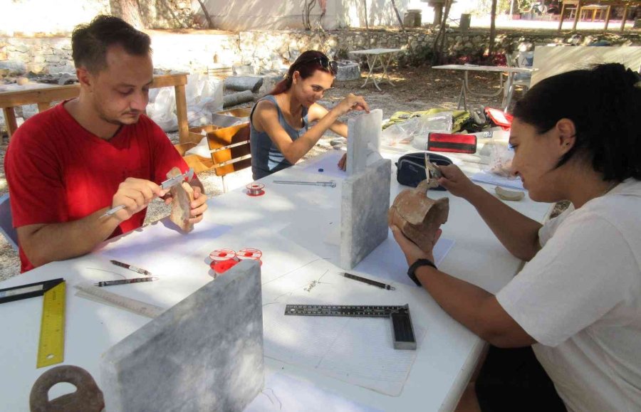 11 Bin Seramik Parçası Tek Tek Elden Geçiyor Turizme Kazandırılıyor