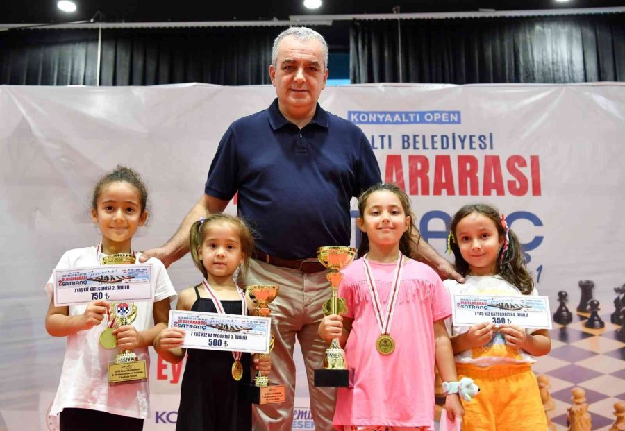 Konyaaltı’nda Uluslararası Satranç Turnuvası Sona Erdi