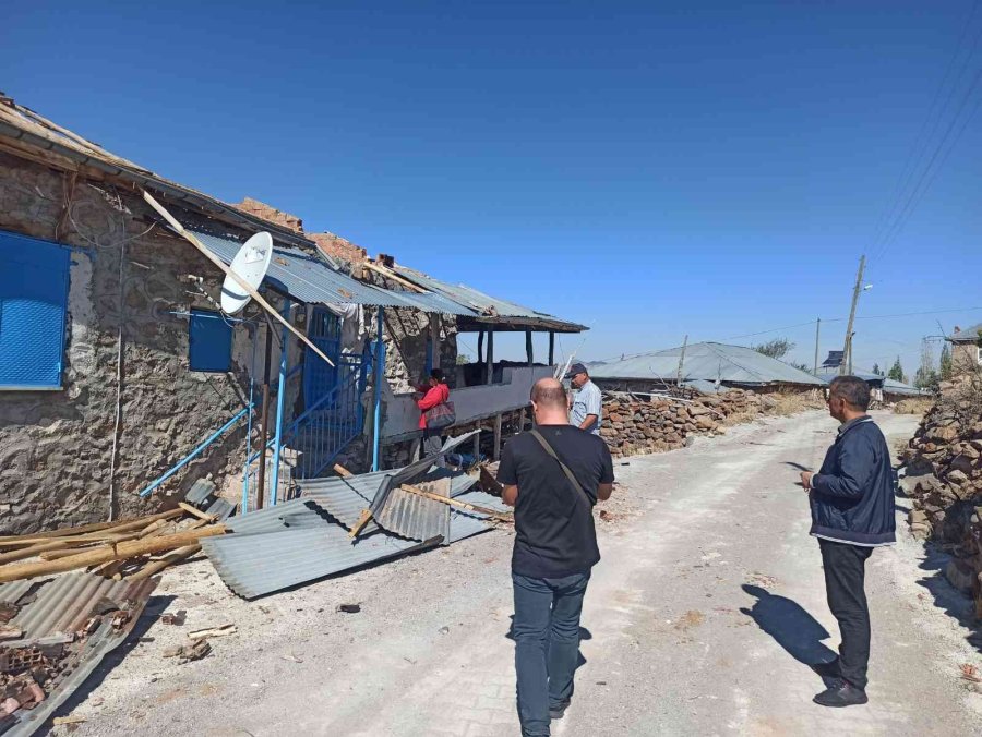 Konya’da Şiddetli Rüzgarda Çatıları Hasar Gören Evler İçin Çalışma Başlatıldı