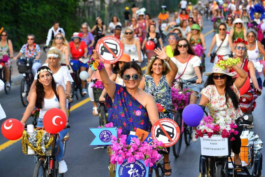Bisikletseverler ’süslü Kadınlar Bisiklet Turu’nda Pedal Çevirdi