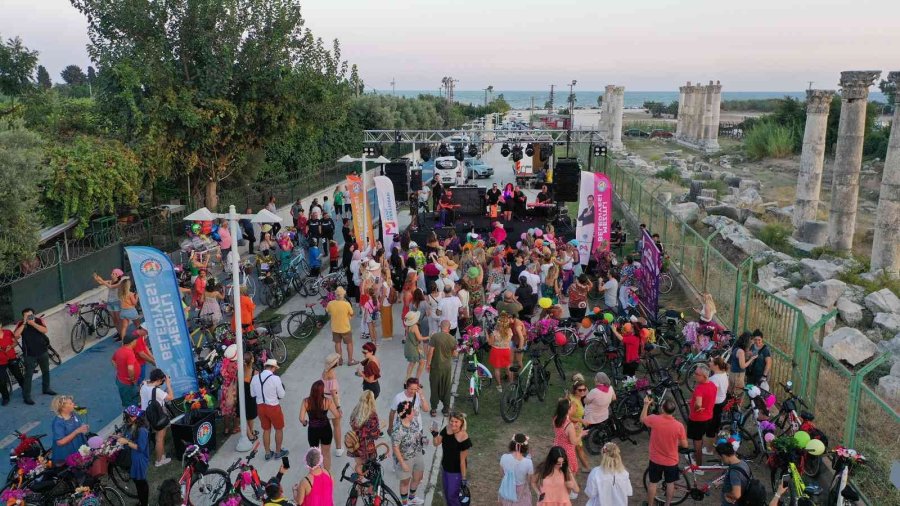 Bisikletseverler ’süslü Kadınlar Bisiklet Turu’nda Pedal Çevirdi