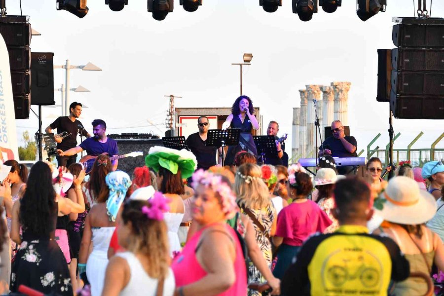 Bisikletseverler ’süslü Kadınlar Bisiklet Turu’nda Pedal Çevirdi