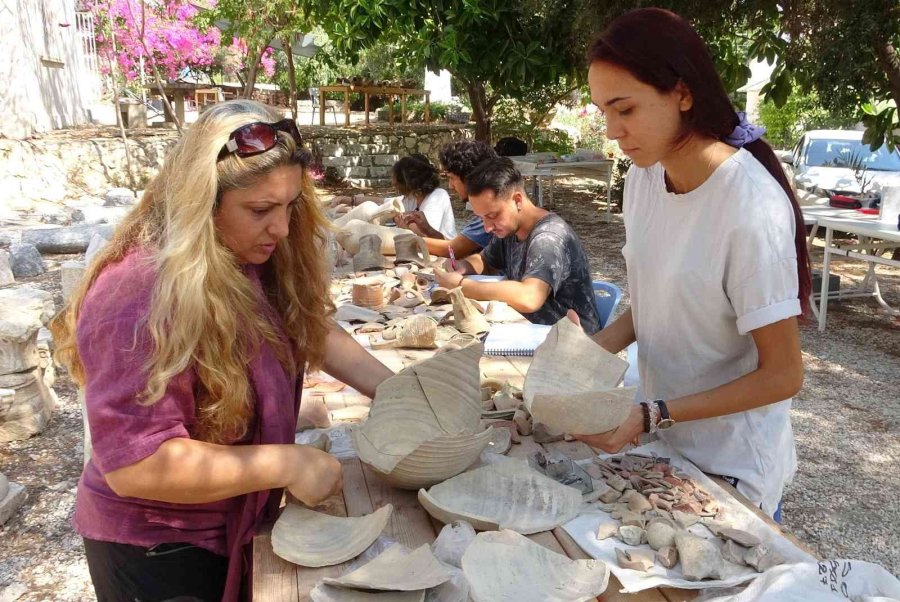 11 Bin Seramik Parçası Tek Tek Elden Geçiyor Turizme Kazandırılıyor