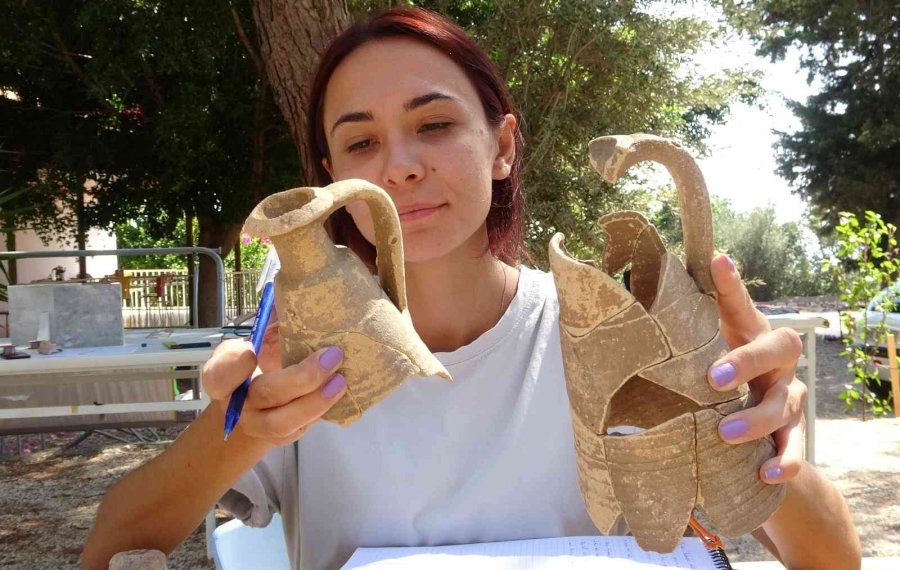 11 Bin Seramik Parçası Tek Tek Elden Geçiyor Turizme Kazandırılıyor