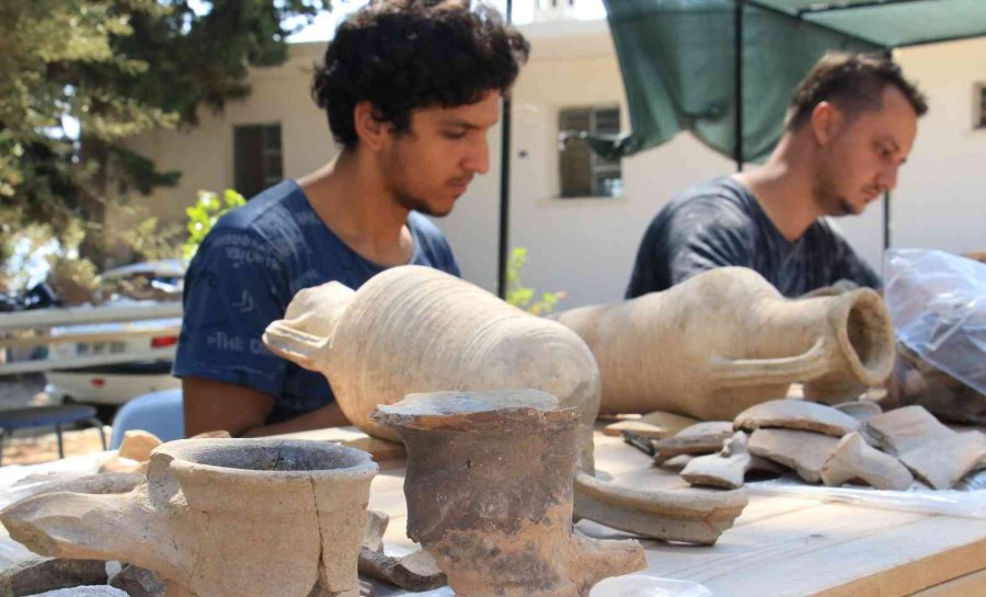 11 Bin Seramik Parçası Tek Tek Elden Geçiyor Turizme Kazandırılıyor