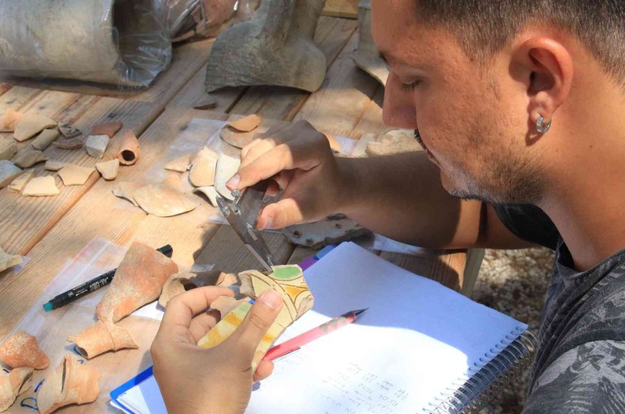 11 Bin Seramik Parçası Tek Tek Elden Geçiyor Turizme Kazandırılıyor