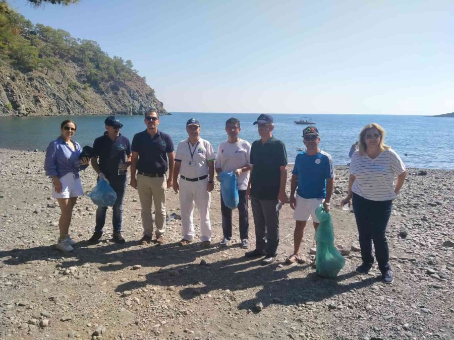Kemer’deki Kıyı Temizliğinde 650 Kilo Çöp Toplandı