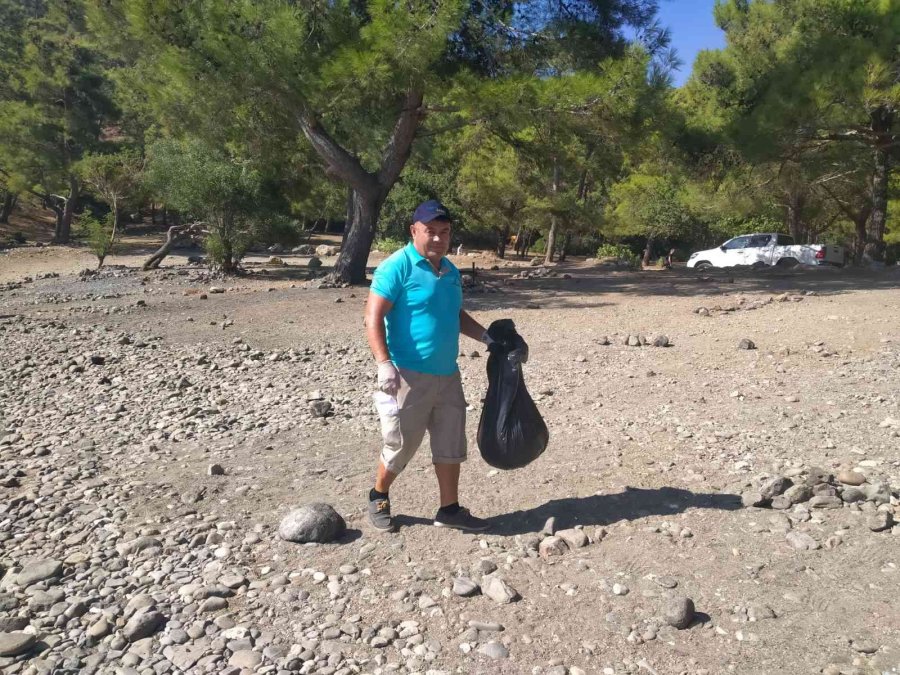 Kemer’deki Kıyı Temizliğinde 650 Kilo Çöp Toplandı