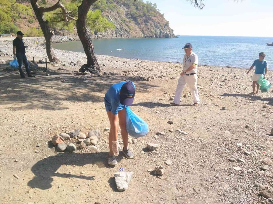Kemer’deki Kıyı Temizliğinde 650 Kilo Çöp Toplandı