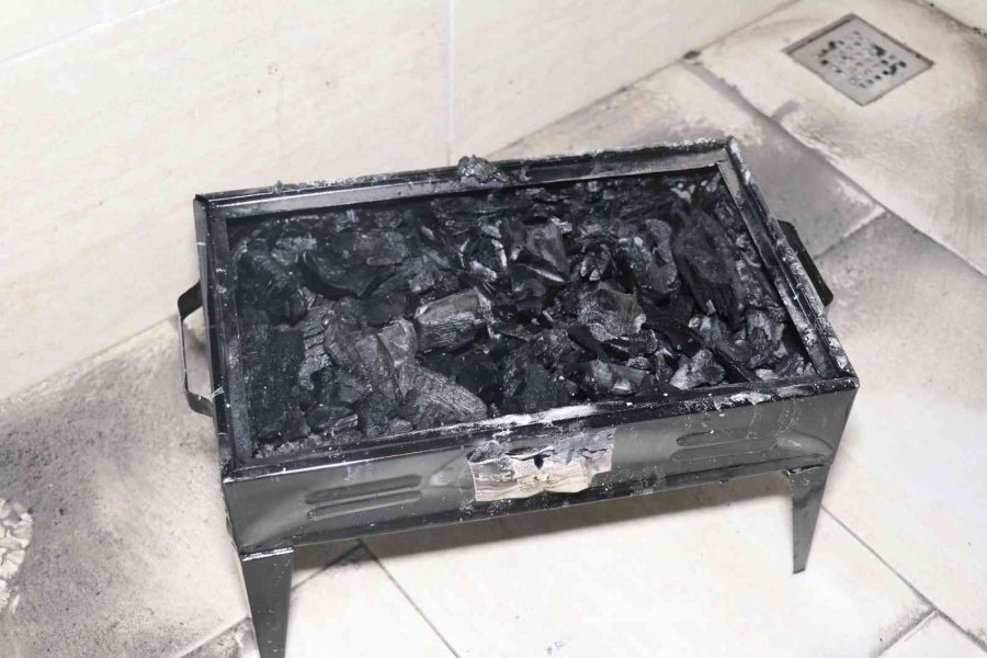 Evde Yakılan Mangal Ateşi Öldürdü: Ekipler Yatak Odasında Yanan Mangalla Karşılaştı