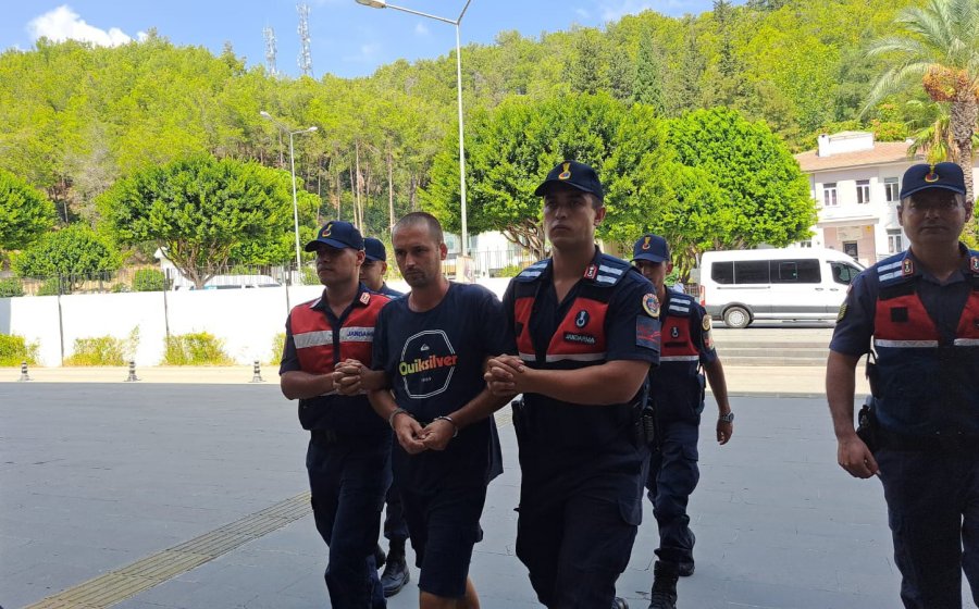 Babasını Çekiçle Öldüren Rus Genç, Canavarca Hisle Üst Soyu Öldürmekten Tutuklandı