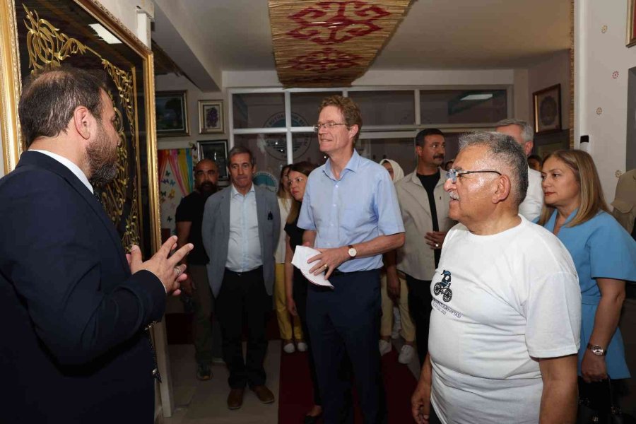 Avrupalı Misafirler Kaymek’in Sergisini Gezdi