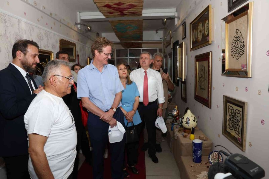 Avrupalı Misafirler Kaymek’in Sergisini Gezdi