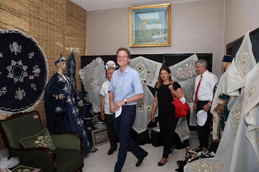 Avrupalı Misafirler Kaymek’in Sergisini Gezdi