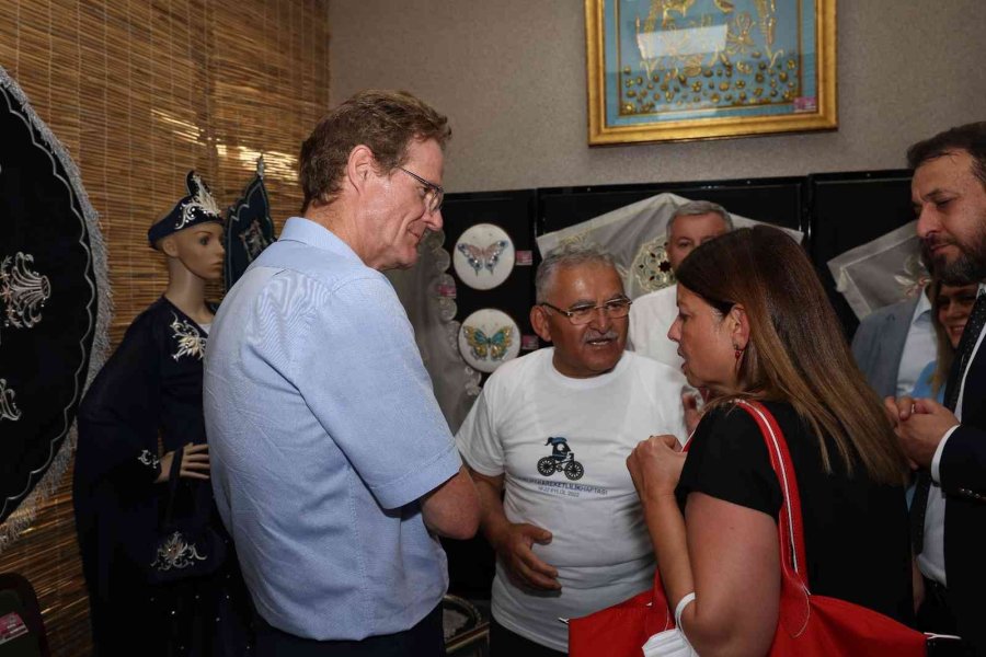 Avrupalı Misafirler Kaymek’in Sergisini Gezdi