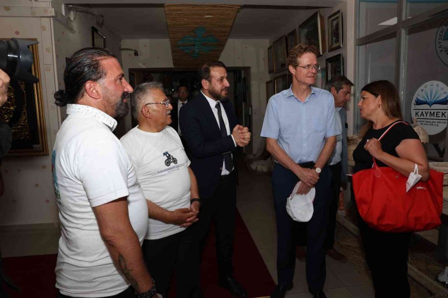 Avrupalı Misafirler Kaymek’in Sergisini Gezdi