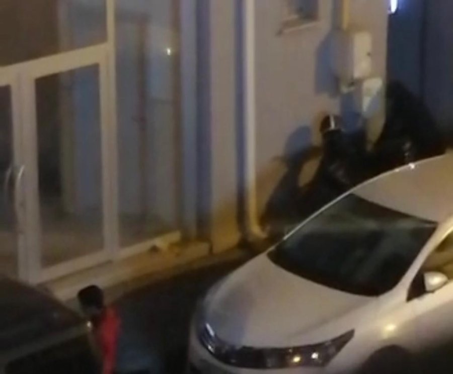 Acemi Hırsızlar Kameraya Yakalandı